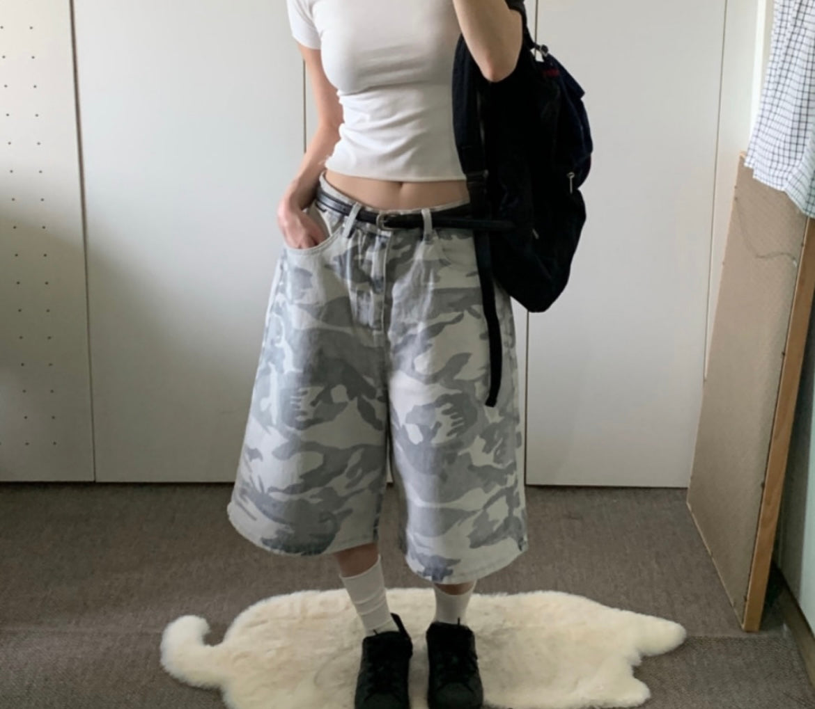 Gray camo wide-leg shorts