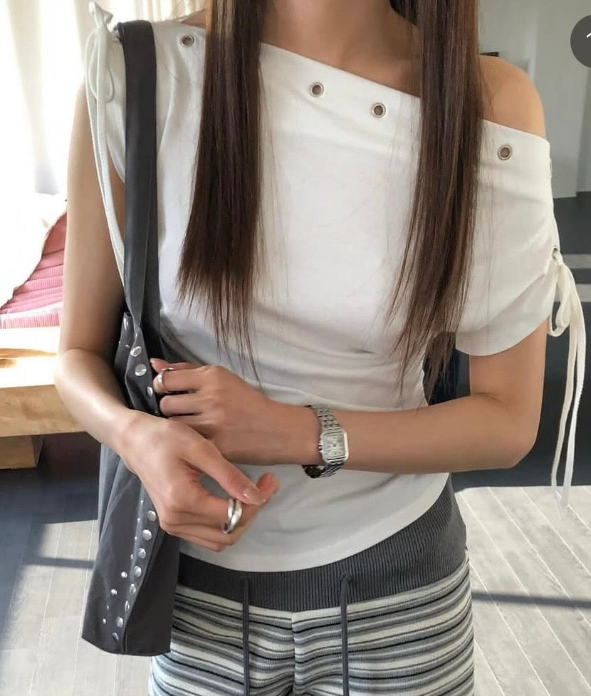 Lazy cool off-shoulder top