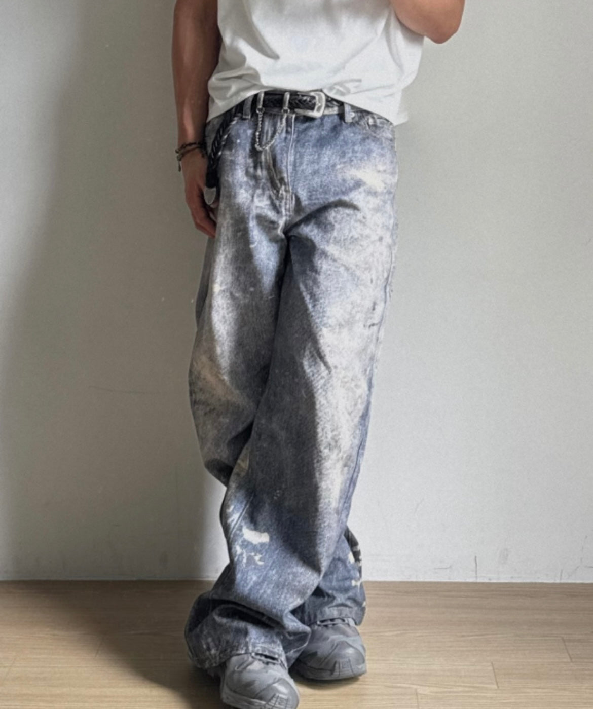 Relaxed fit urban baggy jeans with vintage wash