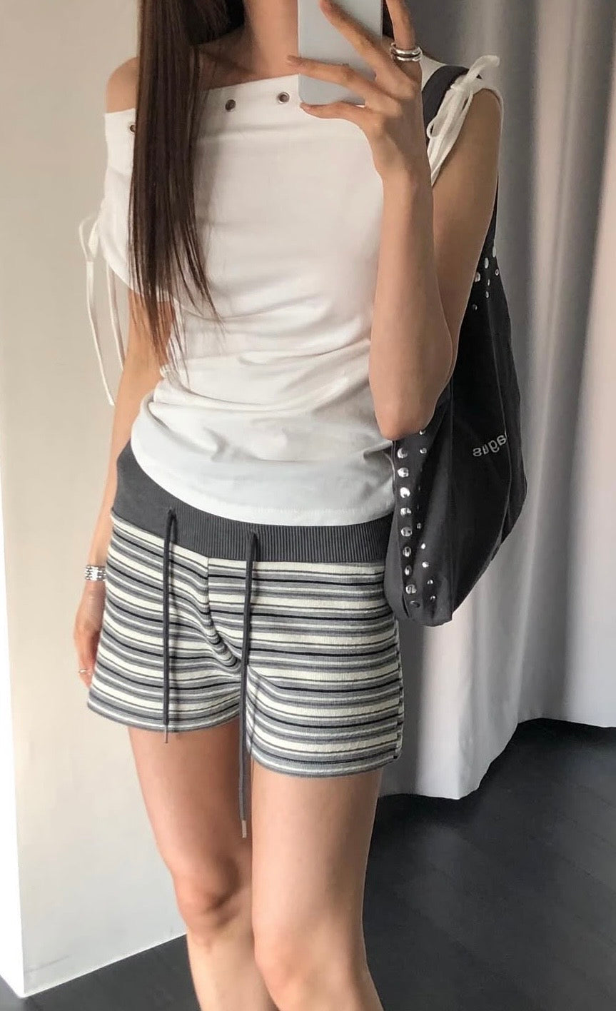 Lazy cool off-shoulder top